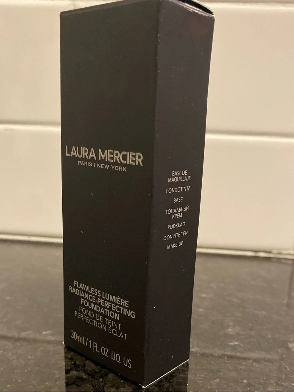 Laura Mercier - Flawless Lumière Radiance-Perfecting Foundation (3N2-Honey) - Picture 4 of 16